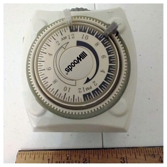 Woods Single Program 24 Hour Mechanical Lamp Timer Rated 1875W - Picture 2 of 5